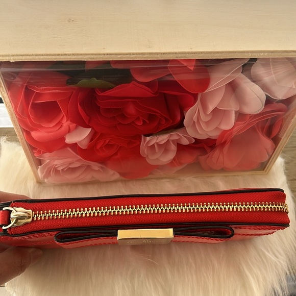 Kate spade red patent Leather Bow Zip Around wallet, EUC - Picture 4 of 11